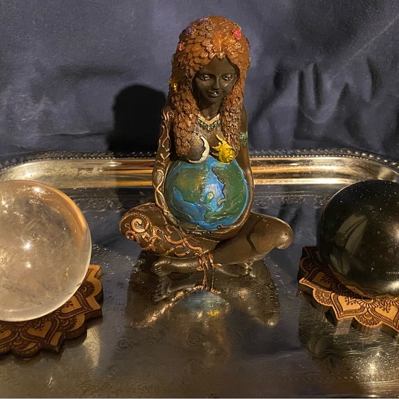 Gaia goddess statue, alter deity, - Picture 3 of 4